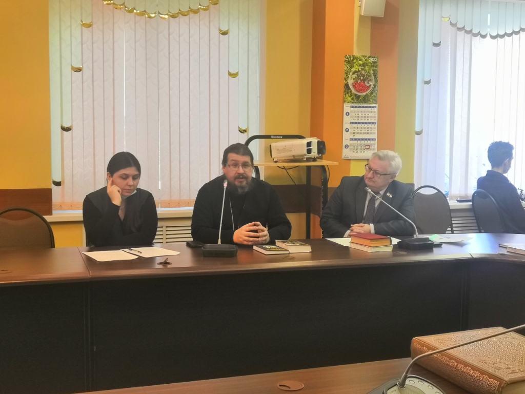 Преподаватели и студенты Саранской духовной семинарии участвовали в круглом столе